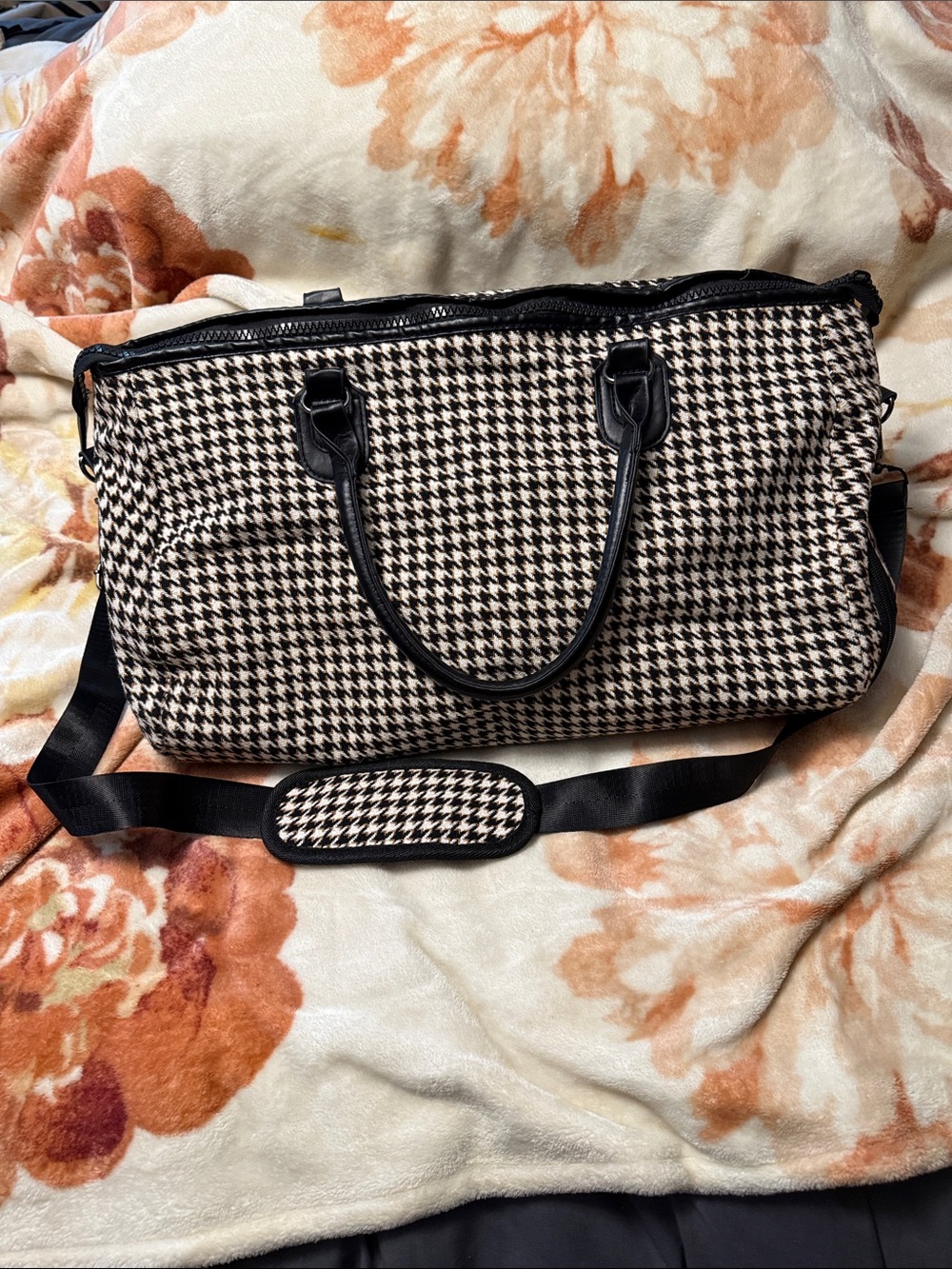 Black & White Houndstooth Weekender Bag - Stylish Travel Tote